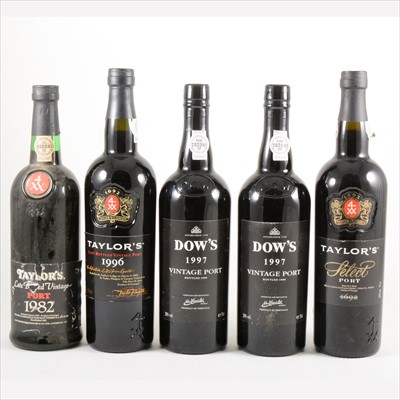 Lot 562 - Taylors late bottle Vintage Port 1982