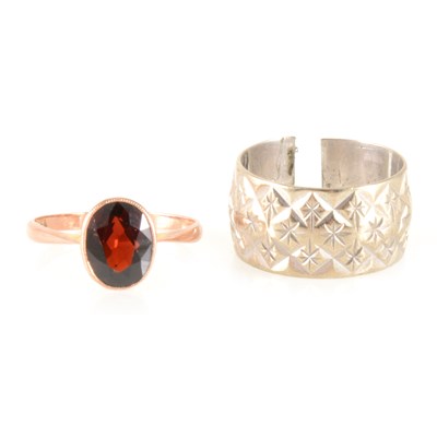 Lot 159 - A garnet dress ring and a 9 carat white gold wedding band (cut)