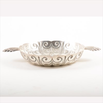 Lot 637 - Charles II style silver porringer, Garrard & Co Ltd, London 1914