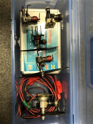 Lot 106 - Field box containing 2 DC DARTS, COX PEEWEE, and BABE BEE 049, etc