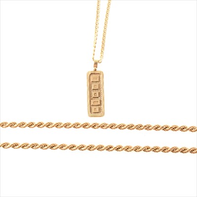 Lot 217 - A 9 carat yellow gold rope design necklace and a 9 carat ingot and gilt metal chain.