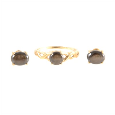 Lot 209A - A brown star corundum ring and pair of matching earstuds.