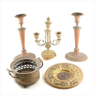Lot 207 - Box of assorted brassware.