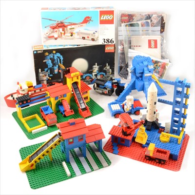 Lot 322 - Vintage Lego sets and parts; including set 367 Luna landing set, set 358 space ship set etc.