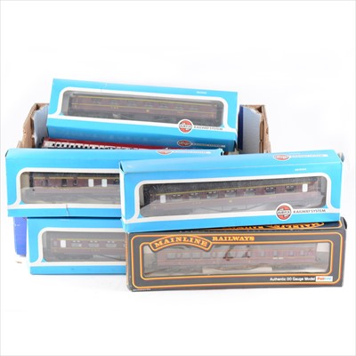 Lot 59 - Twenty two OO gauge model railway passenger coaches, kit-built, Airfix, Tri-ang etc.