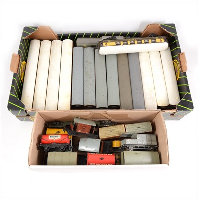Lot 86 - OO gauge model railway passenger coaches and wagon; a selection to include Hornby Dublo and Tri-ang.
