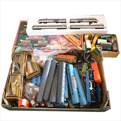 Lot 58 - OO gauge model railways; a collection including R681 Rail freight set, Hornby Inter-city 125 locomotive with coaches etc