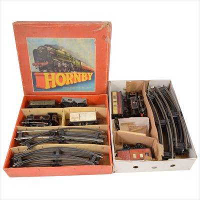 Lot 44 - O gauge model railways; a collection to include Hornby no.40 Tank Goods set, etc