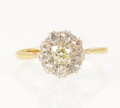 Lot 10 - A diamond circular cluster ring.