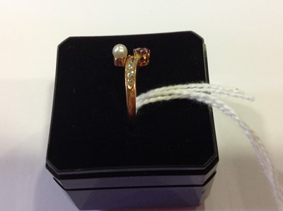 Lot 29 - A pearl and diamond crossover ring.