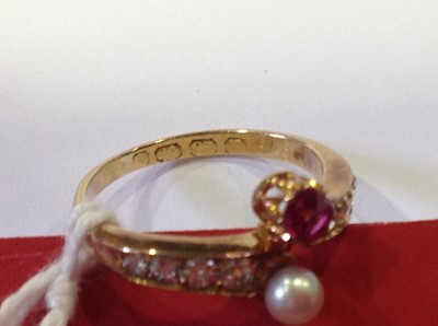 Lot 29 - A pearl and diamond crossover ring.