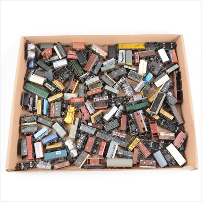 Lot 107 - N gauge model railway wagons and rolling stock; a large collection of loose examples, approximately 120+