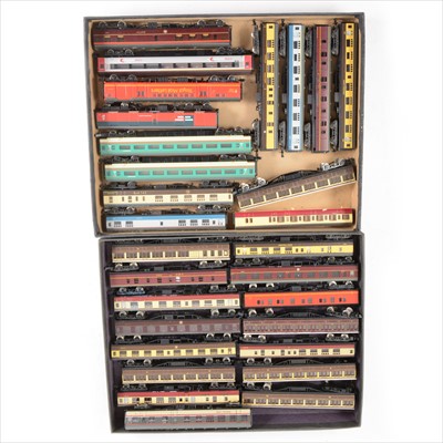 Lot 102 - Two trays of N gauge model railway passenger coaches