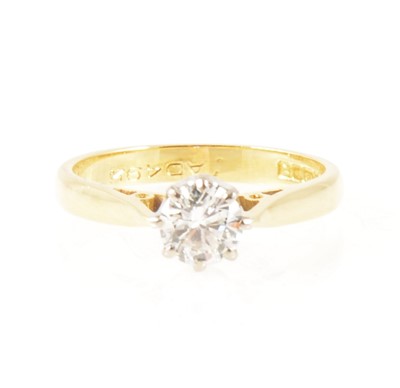 Lot 2 - A diamond solitaire ring.