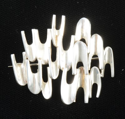 Lot 77 - Ernest Blyth for Ivan Tarratt a silver modernist brooch.