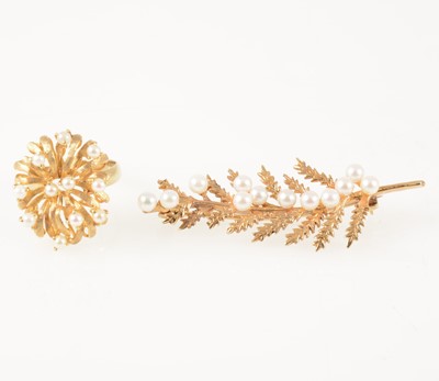 Lot 44 - A vintage cultured pearl ring and brooch