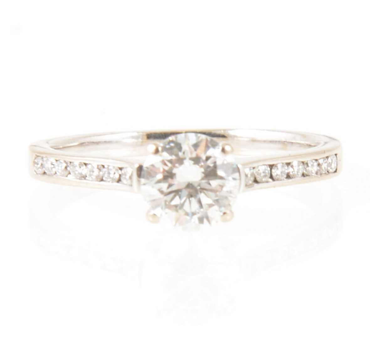 Lot 7 - A diamond solitaire ring.