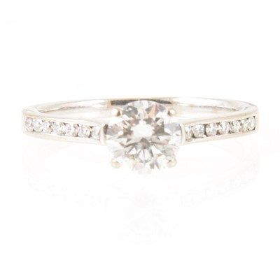 Lot 7 - A diamond solitaire ring.
