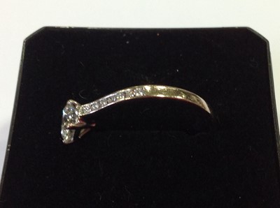 Lot 7 - A diamond solitaire ring.