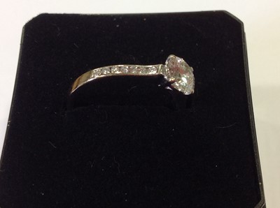 Lot 7 - A diamond solitaire ring.