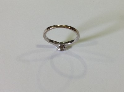 Lot 7 - A diamond solitaire ring.
