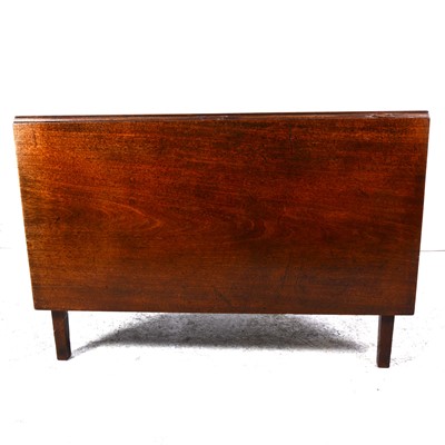Lot 44 - A Victorian mahogany drop-leaf dining table
