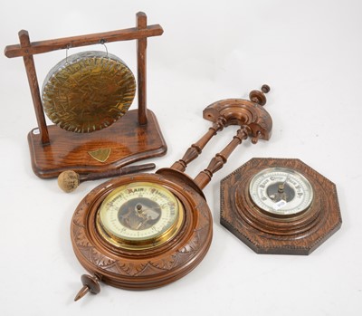 Lot 1098 - An oak table gong, with mallet, 26cm