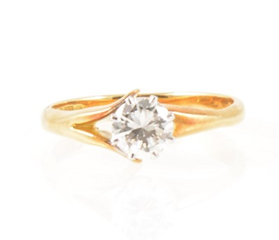 Lot 3 - A diamond solitaire ring.