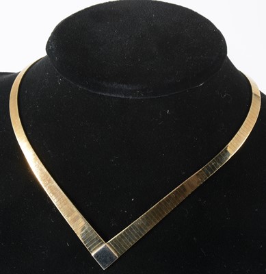 Lot 108 - A 9 carat yellow and white gold necklace.