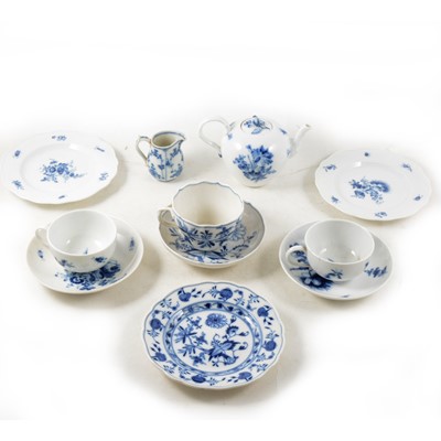 Lot 10 - Meissen blue and white porcelain ovoid teapot