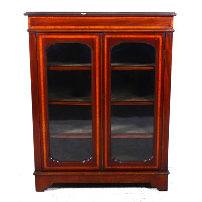 Lot 16 - An Edwardian mahogany crossbanded vitrine