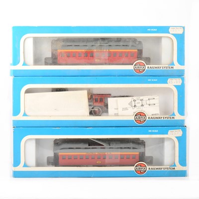 Lot 525 - Airfix HO gauge model railways 54170-5  Central Pacific Jupiter (x2) 54051 Wild West adventure trap door coaches, all boxed.