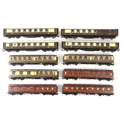 Lot 528 - Ten Hornby OO gauge model railway passenger coaches