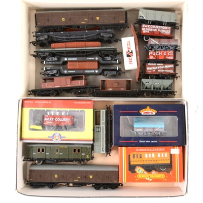 Lot 530 - Twenty OO gauge model railway wagons and rolling-stock.