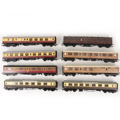 Lot 532 - Twenty OO gauge model railway passenger coaches, all loose.
