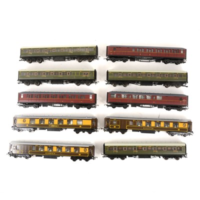 Lot 534 - Seventeen Hornby OO gauge model railway passenger coaches, all loose.