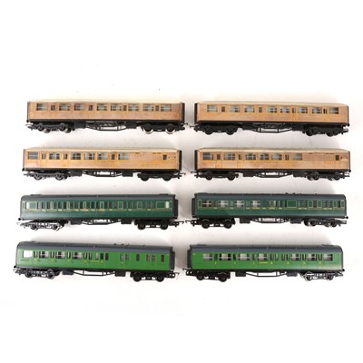 Lot 535 - Tri-ang R157 DMU BR M79079 2 car railcar and fourteen passenger coaches, all loose.