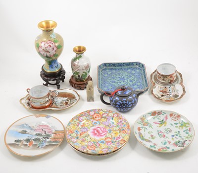 Lot 1047 - A collection of Imari and Oriental ceramics