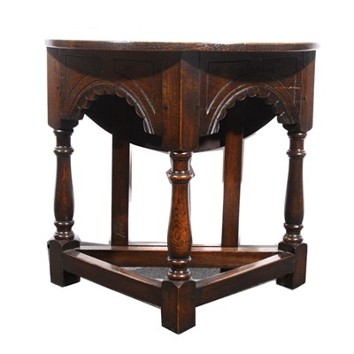 Lot 28 - A modern oak credence table