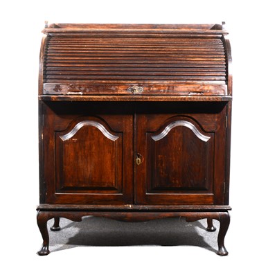 Lot 48 - An oak cylinder top bureau
