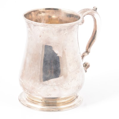 Lot 219 - George III silver mug, London 1758