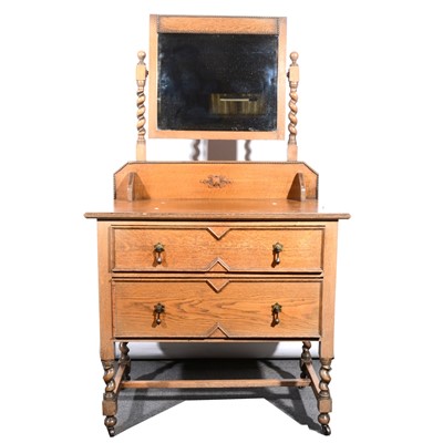 Lot 1 - A suite of 1930s oak bedroom furniture