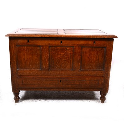 Lot 61 - A small oak coffer