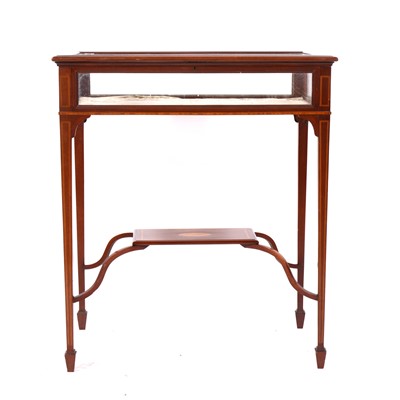 Lot 1556 - An Edwardian glass-top display table