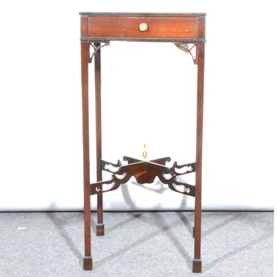 Lot 442 - A George III patterned mahogany urn table