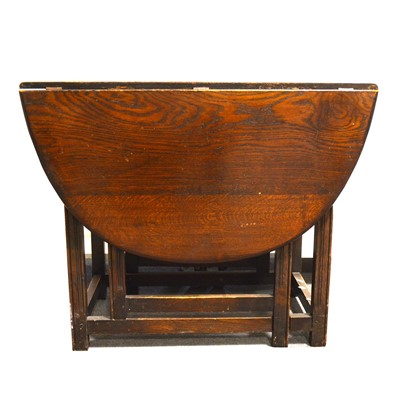 Lot 94 - An oak gate leg table
