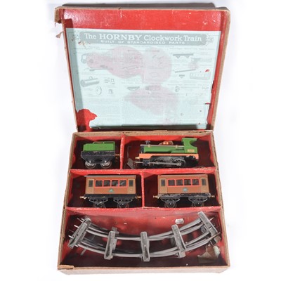 Lot 6 - Hornby Train clock-work O gauge set; pre-war, green no2710
