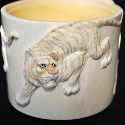 Lot 47 - A Japanese carved and stained ivory box, early 20th Century