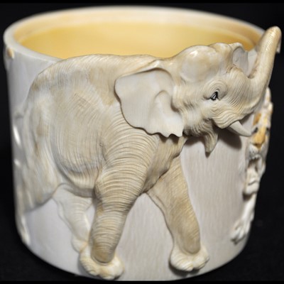 Lot 47 - A Japanese carved and stained ivory box, early 20th Century