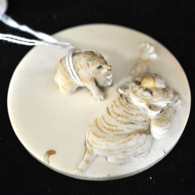 Lot 47 - A Japanese carved and stained ivory box, early 20th Century